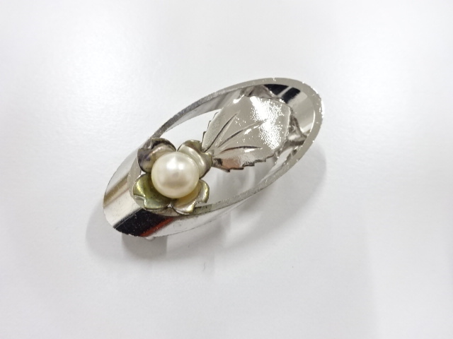 JAPANESE KIMONO / ANTIQUE OBIDOME (SASH CLIP) / PEARL